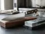 Couteaux bien entretenus sur une planche en bois