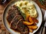 Foie de veau poêlé servi avec purée maison et pommes sautées caramélisées