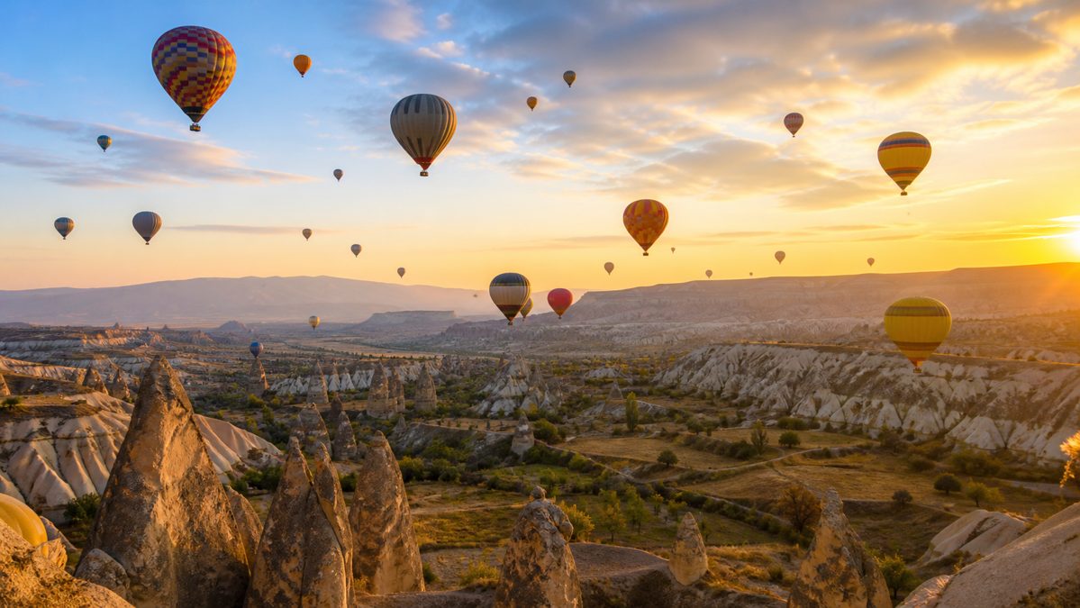 Itinéraire Istanbul puis Cappadoce en une semaine Dizaines de montgolfières colorées survolant les vallées rocheuses de Cappadoce au lever du jour