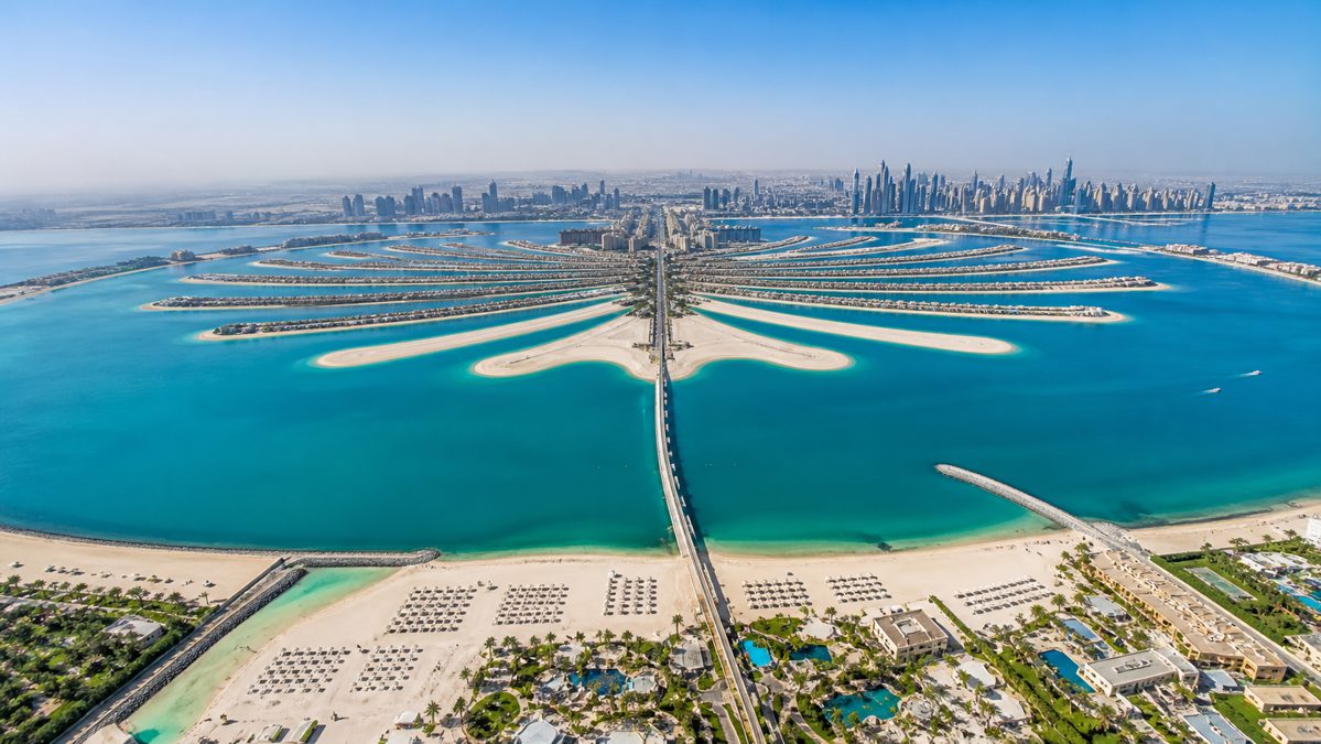 Vue aérienne de l'île artificielle de Palm Jumeirah avec plage de sable blanc et mer turquoise