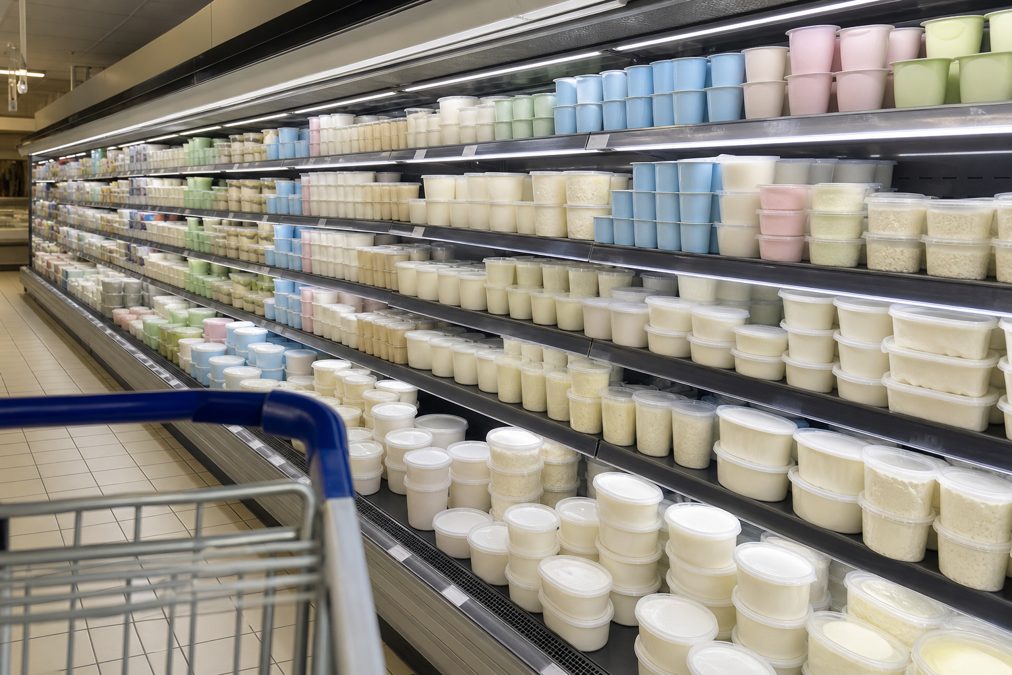Rayon réfrigéré d'un supermarché français avec des pots de fromages frais et yaourts