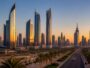 Skyline moderne de Dubaï au coucher du soleil avec gratte-ciel et boulevard bordé de palmiers
