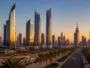 Skyline moderne de Dubaï au coucher du soleil avec gratte-ciel et boulevard bordé de palmiers