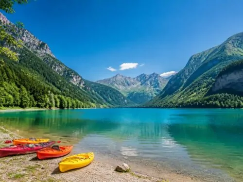 Lac alpin turquoise entouré de montagnes en Savoie durant l'été