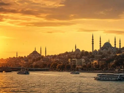 Vue panoramique d'Istanbul au coucher du soleil avec ses mosquées et le Bosphore