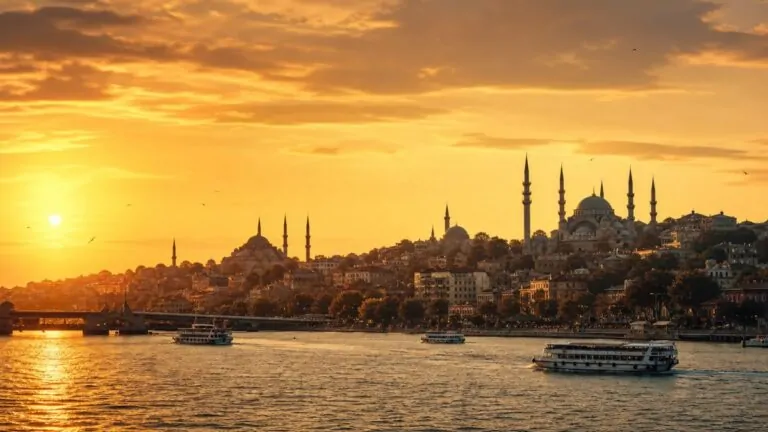 Visiter la Turquie en une semaine, Istanbul et Cappadoce Vue panoramique d'Istanbul au coucher du soleil avec ses mosquées et le Bosphore