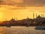 Panoramablick auf Istanbul bei Sonnenuntergang mit seinen Moscheen und dem Bosporus