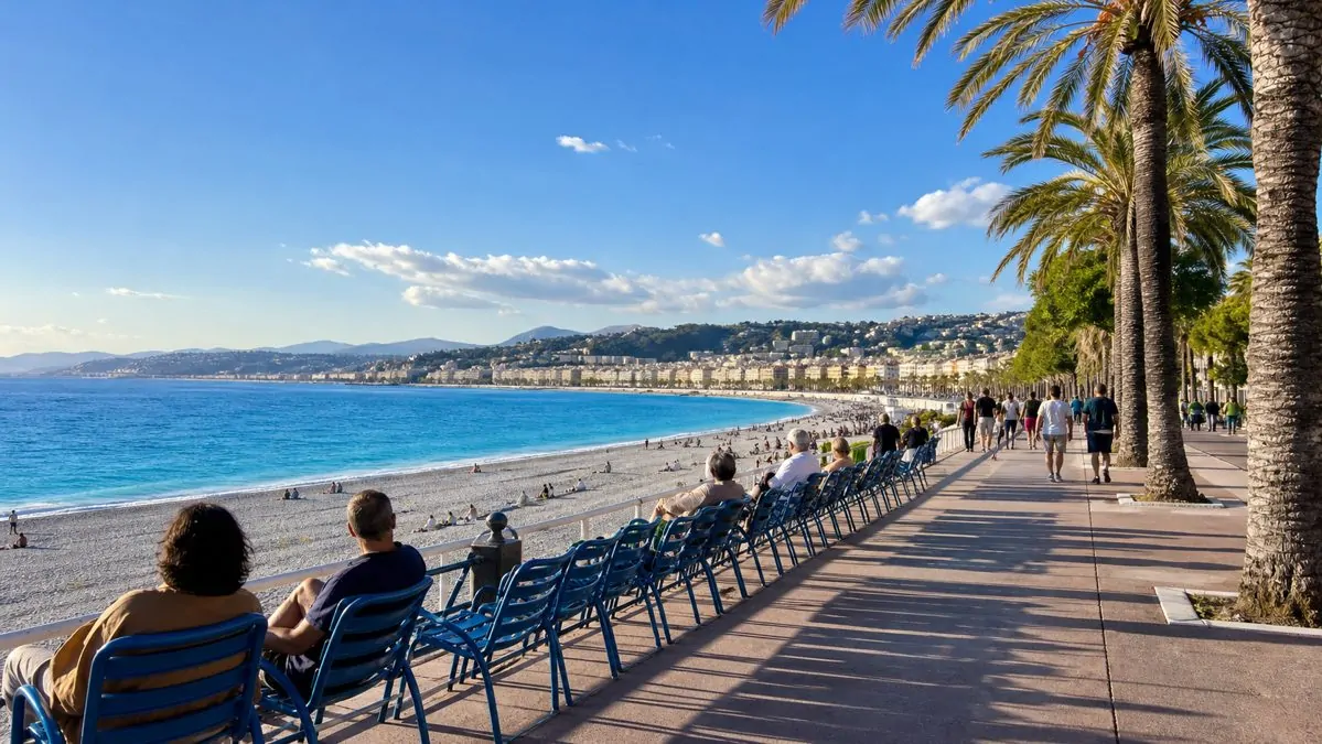 Visiter Nice en 2 jours, promenade en bord de mer Promenade en bord de mer typique de la Côte d'Azur avec chaises bleues et palmiers