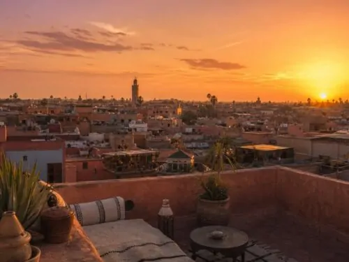 Panoramablick auf den Sonnenuntergang über den Dächern der Medina von Marrakesch