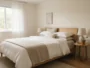 Chambre lumineuse avec literie propice au sommeil