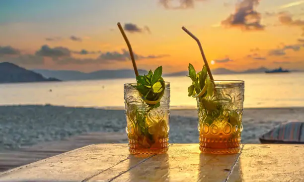 Cocktails au rhum sur une plage de Guadeloupe Cocktails au rhum sur une plage de Guadeloupe