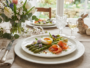 Assiette d'entrée de Pâques gastronomique avec asperges vertes, œuf mollet et saumon fumé