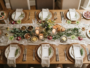 Table dressée avec plusieurs petites entrées prêtes à être servies aux invités