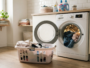 Linge blanc légèrement teinté de rose posé devant une machine à laver ouverte