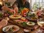 Table d'amis autour d'un houmous, de crudités, de crackers et de falafels pour un apéritif vegan