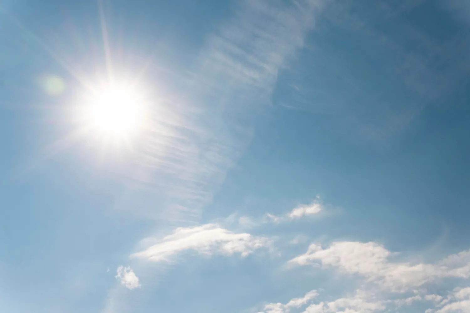 Ciel de voyage avec soleil et nuages Des rayons de soleil sur un ciel nuageux en voyage