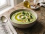 Bol de purée de brocolis verte et onctueuse avec un filet d'huile d'olive